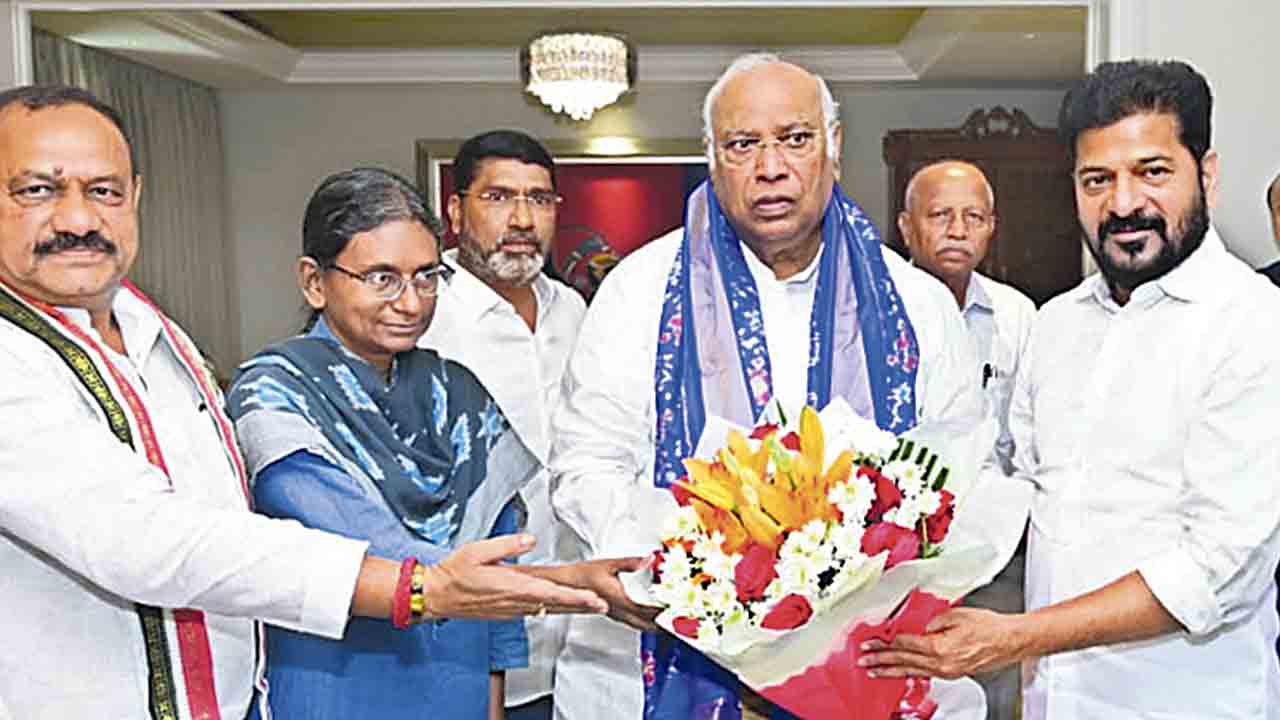 ఖర్గేతో టీపీసీసీ చీఫ్‌, సీఎం భేటీ.. ఎస్‌ఐఆర్‌, మంత్రివర్గ విస్తరణపై చర్చ