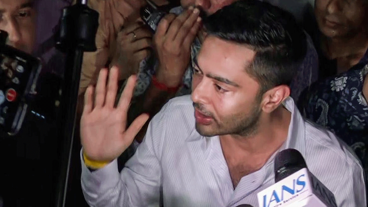 Abhishek Banerjee | ఇంటి తాళాలు పగులగొట్టి అర్థరాత్రి అభిషేక్‌ బెనర్జి ఇంట్లో తనిఖీలు..!