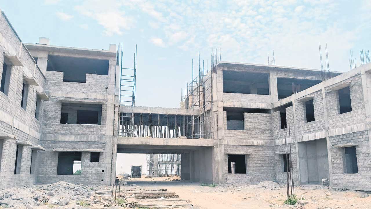 కొనసాగుతున్న కలెక్టరేట్‌ పనులు