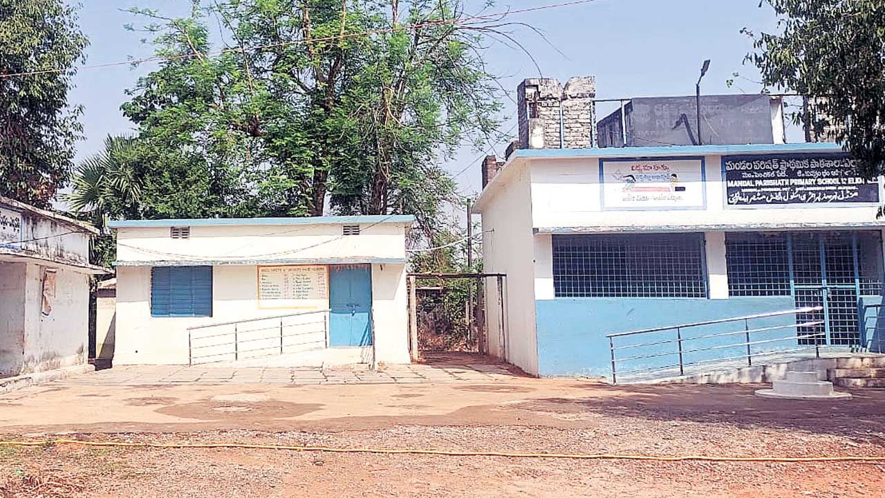 పాఠశాల భవనంలోకి ఎంపీడీవో కార్యాలయం