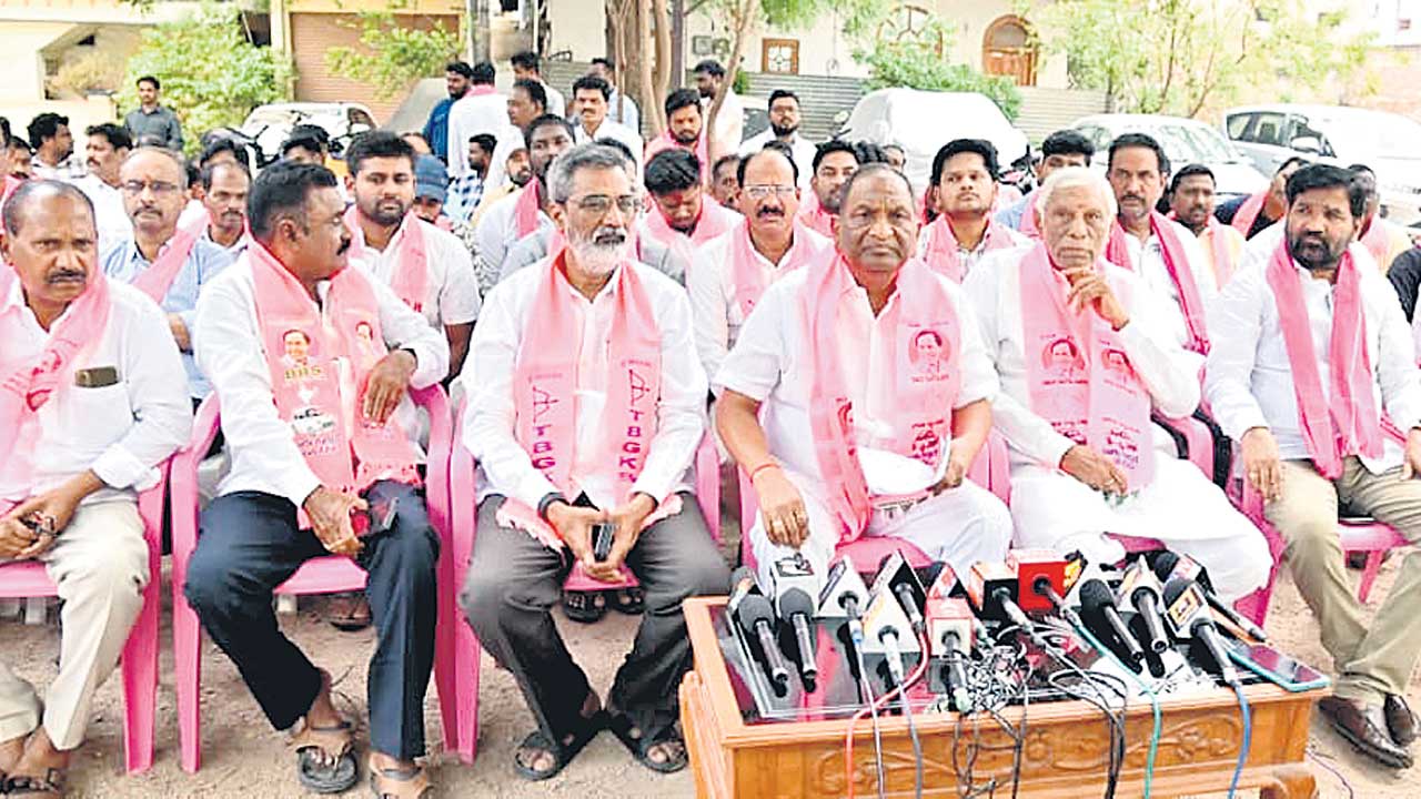 రాబందుల్లా పీక్కుతింటున్నరు