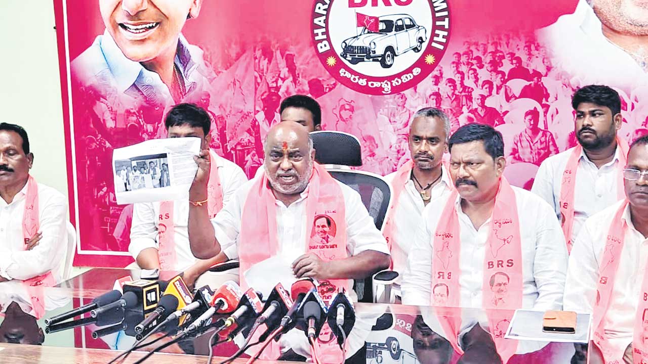 ప్రజలను మోసం చేస్తున్న ఎంపీ, ఎమ్మెల్యే