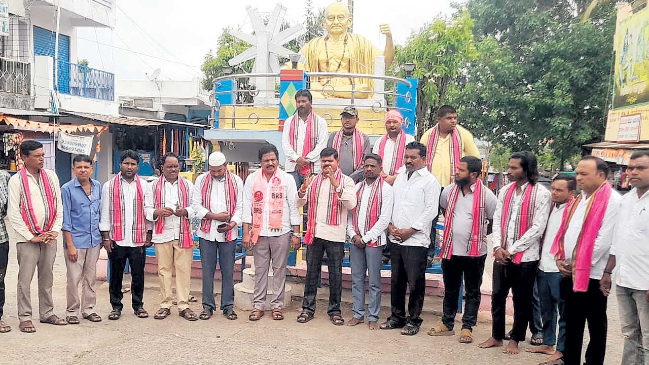 కోవ లక్ష్మిని అవమానించడాన్ని ఖండిస్తున్నాం