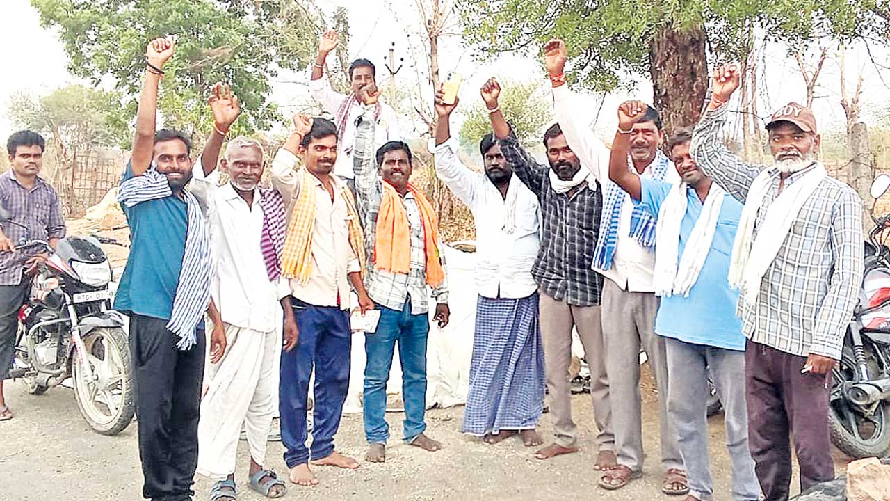 జొన్న కుప్పల వద్ద రైతుల ఆందోళన