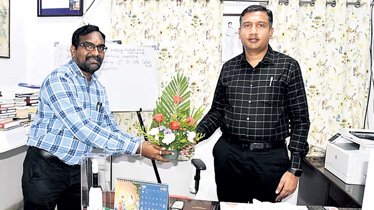 కలెక్టర్‌ను కలిసిన పరిశ్రమల శాఖ జీఎం