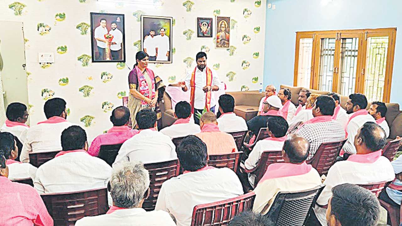 ఉద్యమ స్ఫూర్తితో పనిచేయాలి