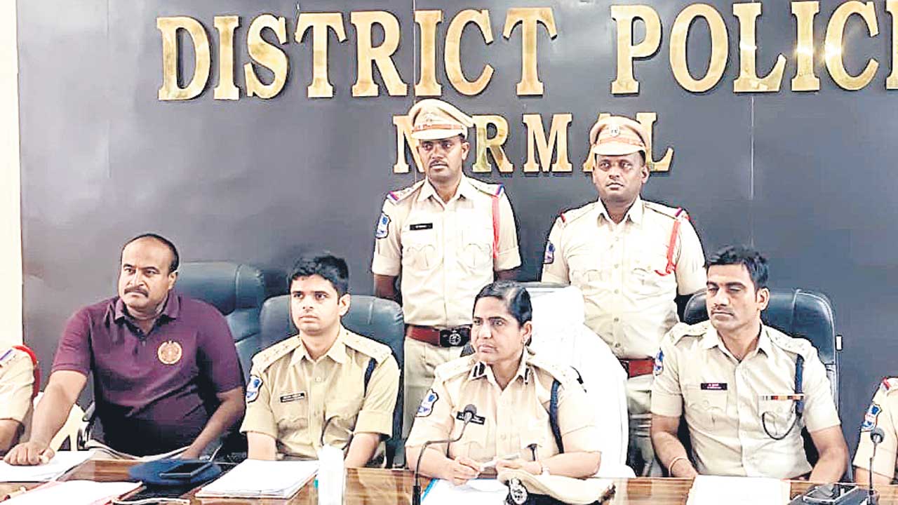 సైబర్‌ నేరగాళ్లతో చేతులు కలిపిన ఐదుగురి అరెస్టు