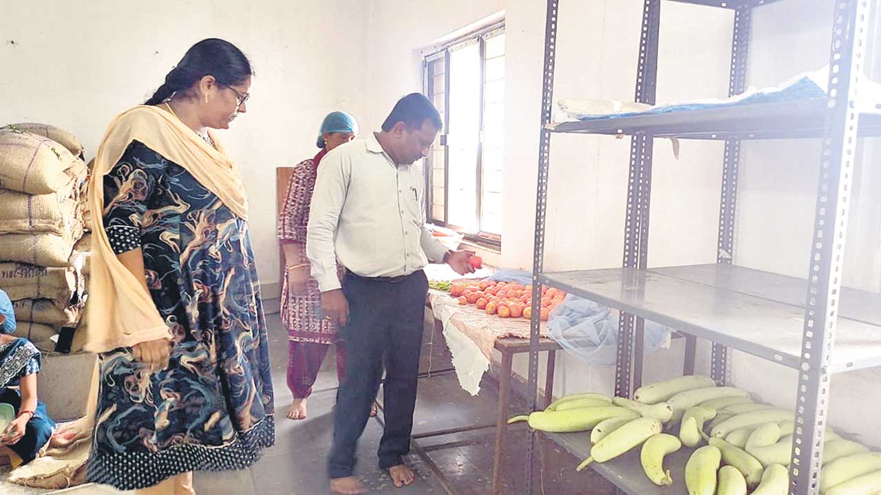 మెనూ ప్రకారం భోజనం పెట్టాలి