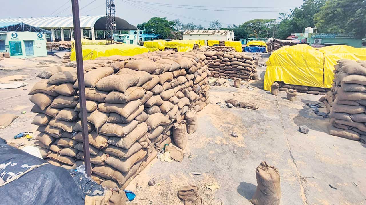 గోదాములు సరిపోక.. మార్కెట్‌లోనే పంట