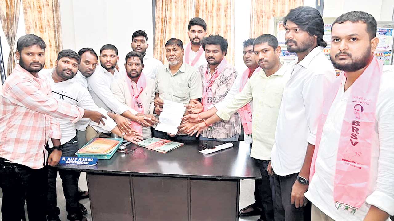 ప్రైవేటు స్కూళ్లలో ఫీజులు నియంత్రించాలి