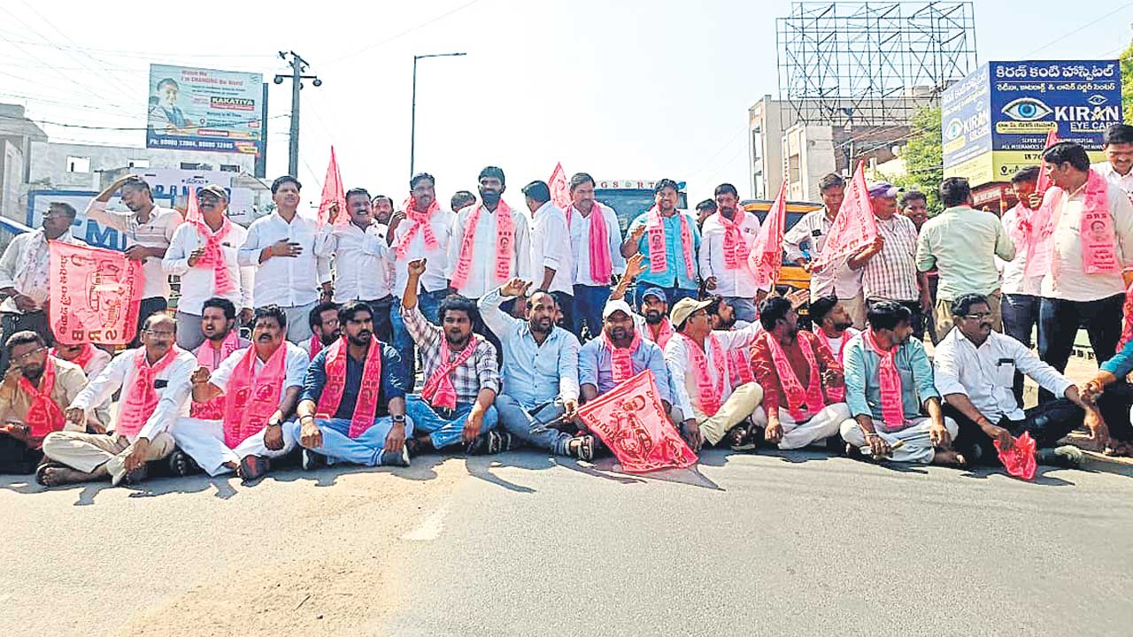 ప్రజాస్వామ్యంలో ప్రశ్నించే హక్కు లేదా?