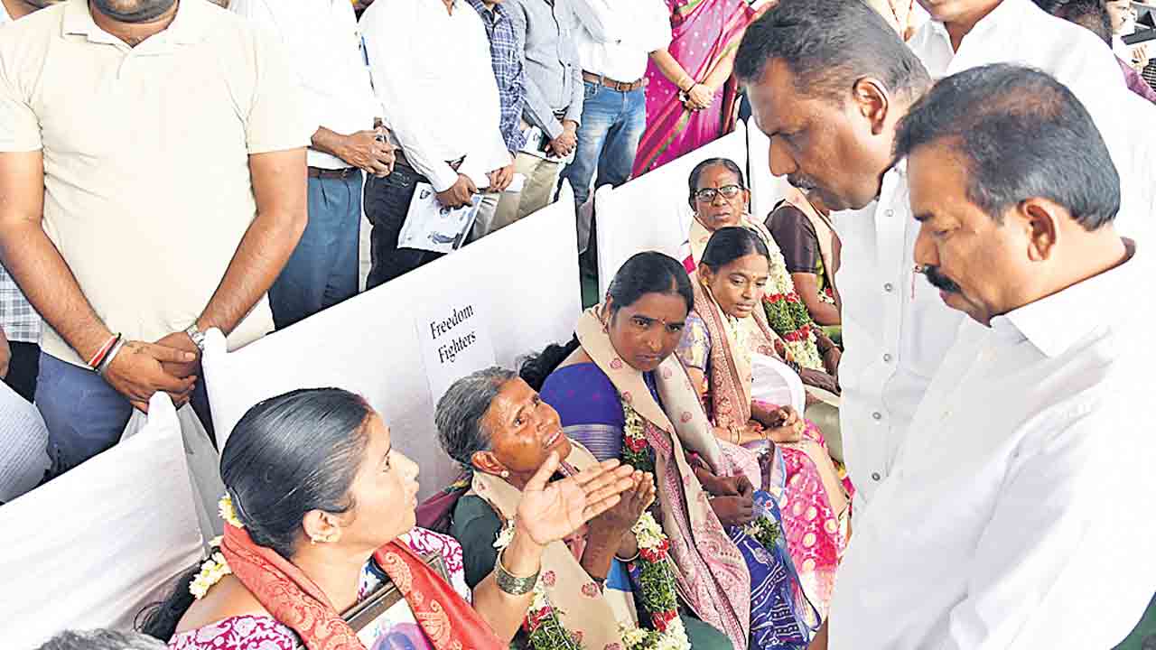 ఏడాదికోసారి ఇదేం అవమానం?.. అడ్లూరిని నిలదీసిన అమరుల కుటుంబాలు