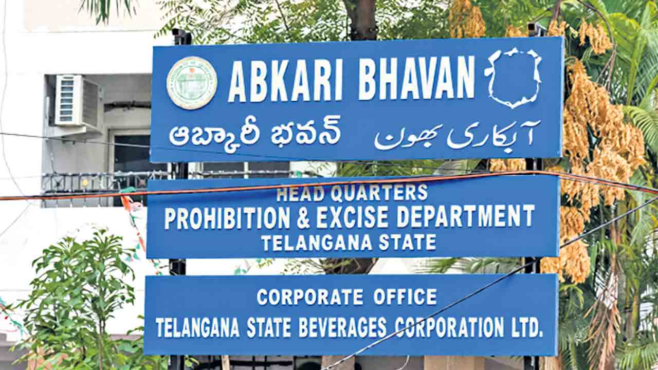 ఉద్యోగ నేతలకు బదిలీల్లో తాయిలం!.. నిబంధనలకు నీళ్లొదిలిన రాష్ట్ర ఎక్సైజ్‌ కమిషనర్‌
