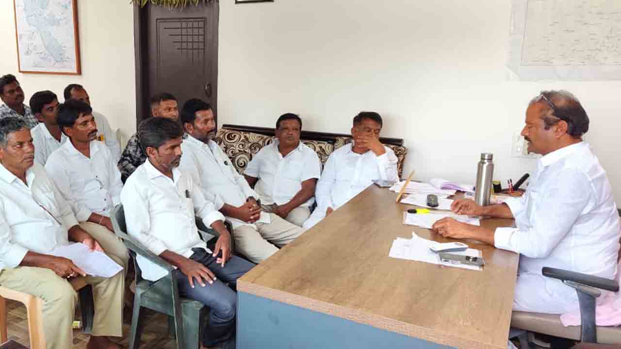 కార్యకర్తలంతా కలిసికట్టుగా ఉండాలి