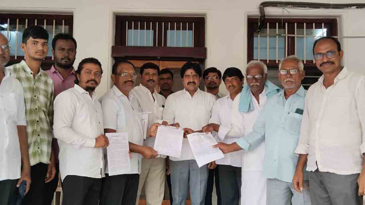పెండింగ్‌ ప్రాజెక్టులను పూర్తి చేయాలి