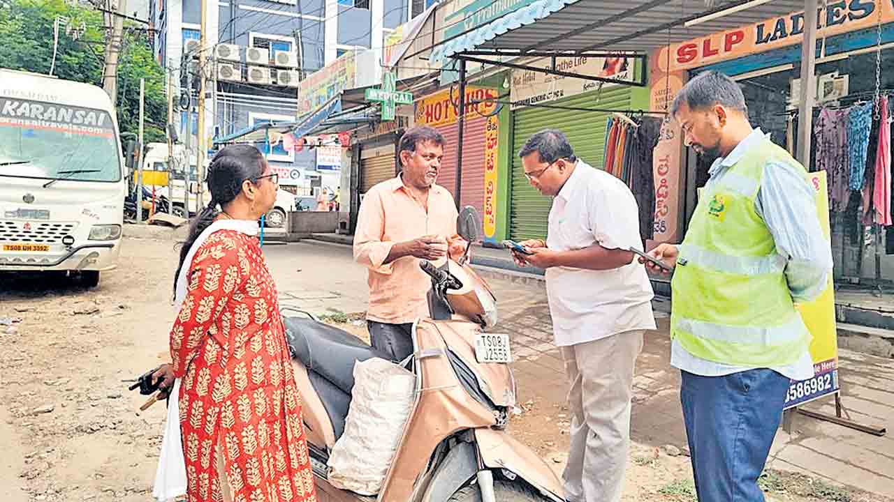 కిలోమీటరు వెంబడించి.. ఫైన్‌ విధించి