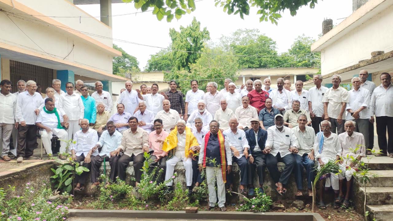 Golden Jubilee | పూర్వ విద్యార్థుల స్వర్ణోత్సవ కలయిక..ఏడు పదుల వయస్సులోనూ చెక్కుచెదరని స్నేహం
