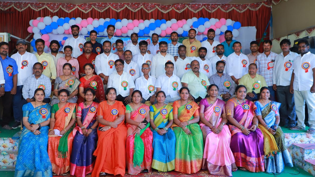 సమ్మేళనంలో పాత జ్ఞాపకాలను నెమరువేసుకున్న పూర్వ విద్యార్థులు
