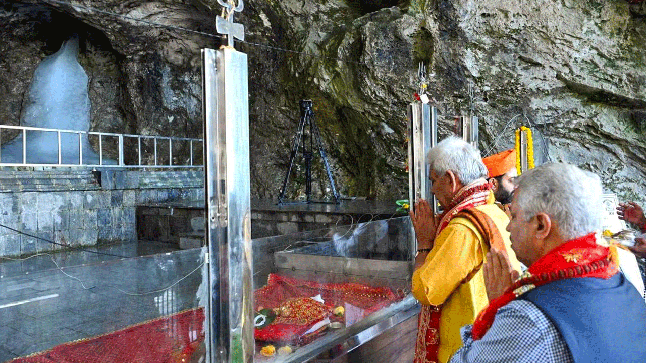 Amarnath Yatra | లాంఛ‌నంగా అమ‌ర్‌నాథ్ యాత్ర షురూ.. ప్ర‌థ‌మ‌పూజ చేసిన జ‌మ్ముక‌శ్మీర్ గ‌వ‌ర్న‌ర్‌