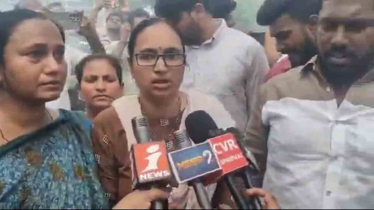 Ameerpet Fire Accident | ఫిర్యాదు చేసినా పట్టించుకోలేదు.. మైత్రివనం అగ్నిప్రమాదంపై స్థానికులు