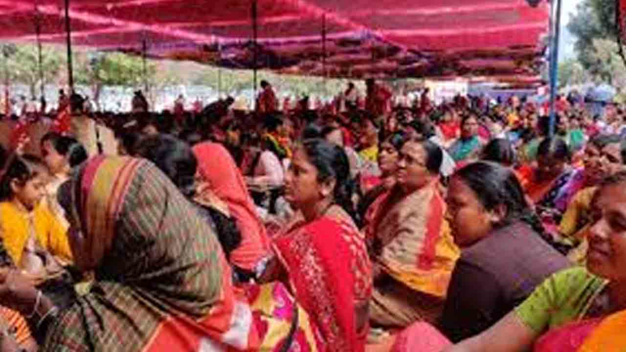 అంగన్‌వాడీలకు వేతనాలు చెల్లించండి