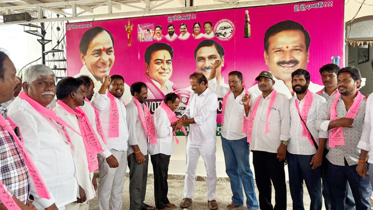 BRS | బీఆర్‌ఎస్‌లో చేరిన కాంగ్రెస్‌ నాయకులు.. ఆహ్వానించిన మాజీ ఎమ్మెల్యే