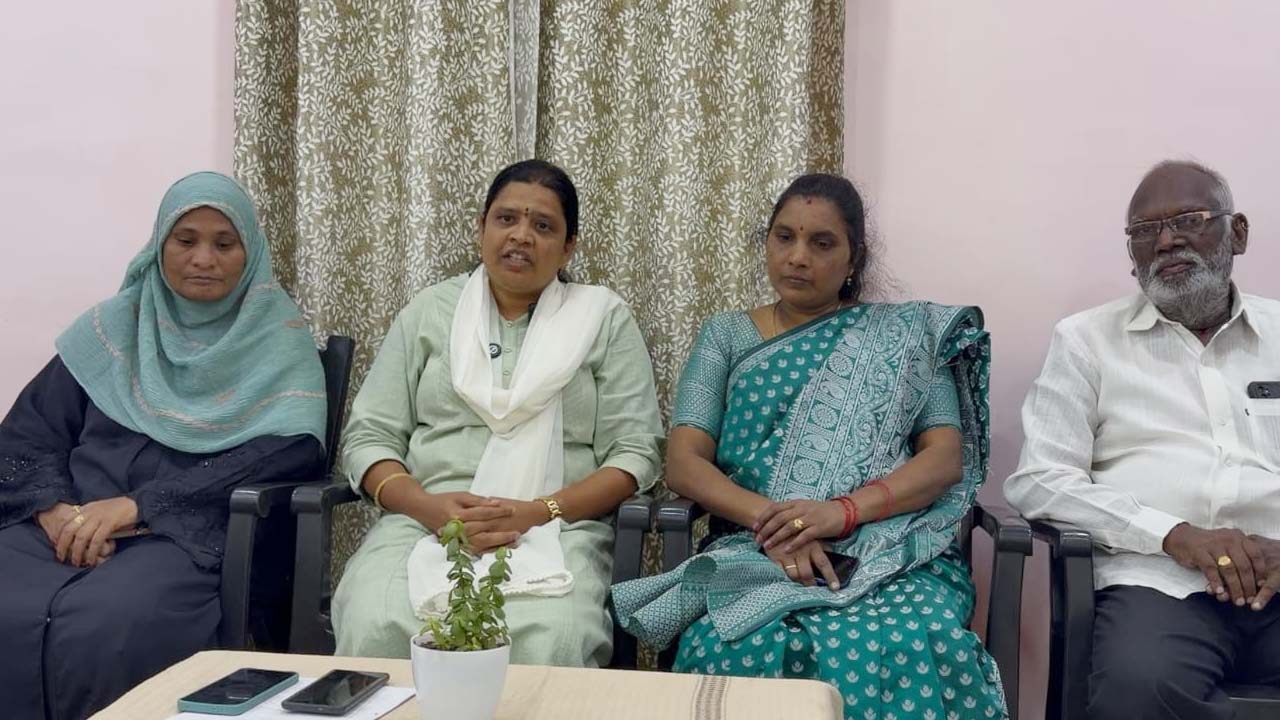 Indiramma sarees | ఇందిరమ్మ చీరల పంపిణీతో మహిళలను మోసం చేస్తున్న కాంగ్రెస్