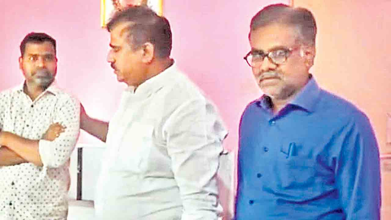 సర్కార్‌ను ప్రశ్నించినందుకు పోలీస్‌ జులుం