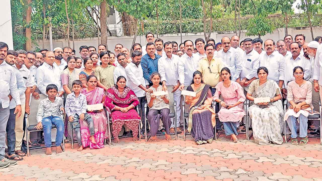 కార్యకర్తల కుటుంబాలకు 4లక్షల ఎఫ్‌డీ బాండ్లు