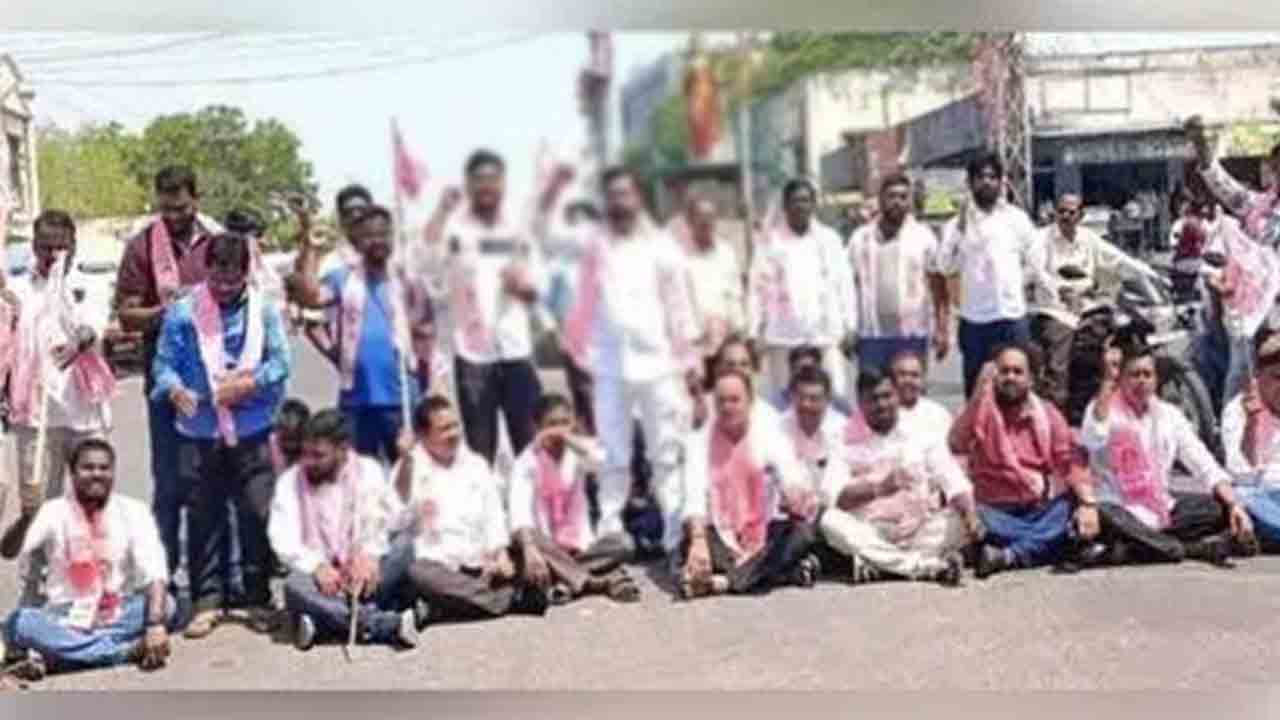 బీఆర్‌ఎస్‌ నిరసన తెలిపినా కేసు.. మాజీ ఎమ్మెల్యేల ఆందోళన