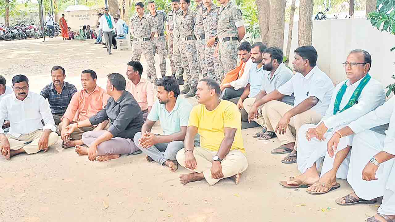 బీఆర్ఎస్ నాయకుల అక్రమ నిర్బంధం!