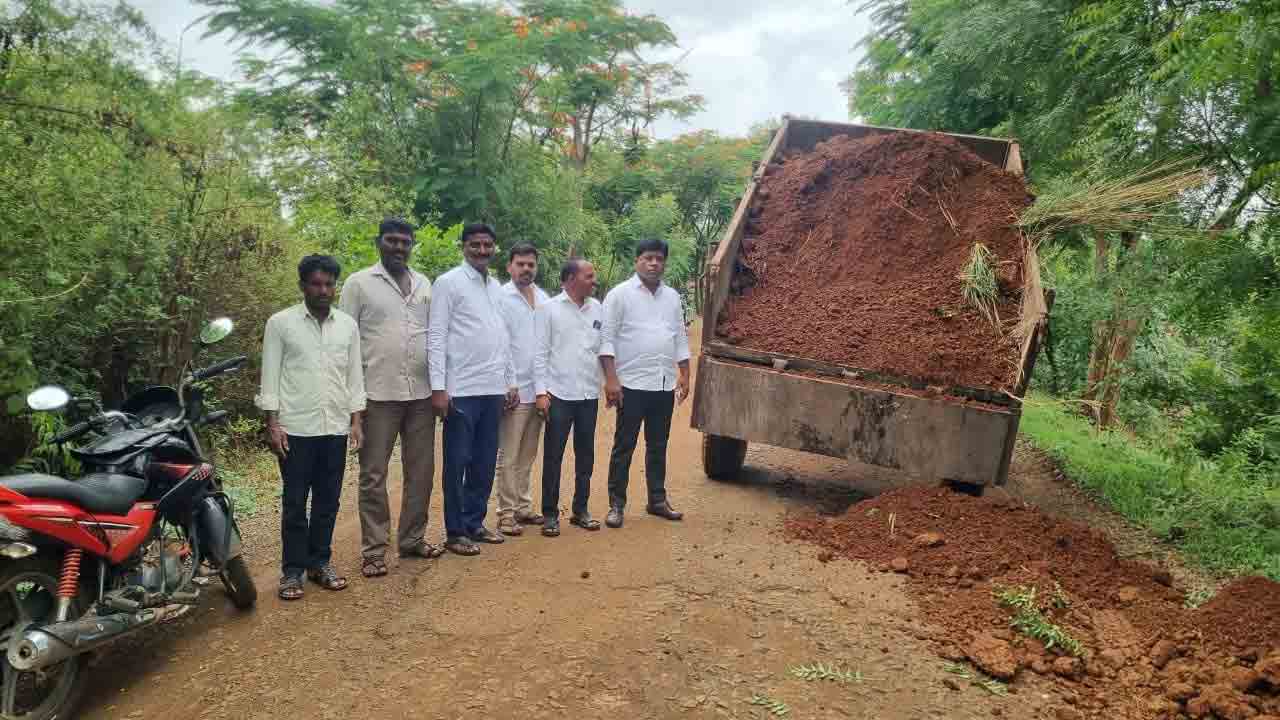 BT Road | గుంతలతో ప్రమాదాలకు నిలయంగా.. బీటీ రోడ్డు మంజూరు చేయాలని గ్రామస్తుల విజ్ఞప్తి