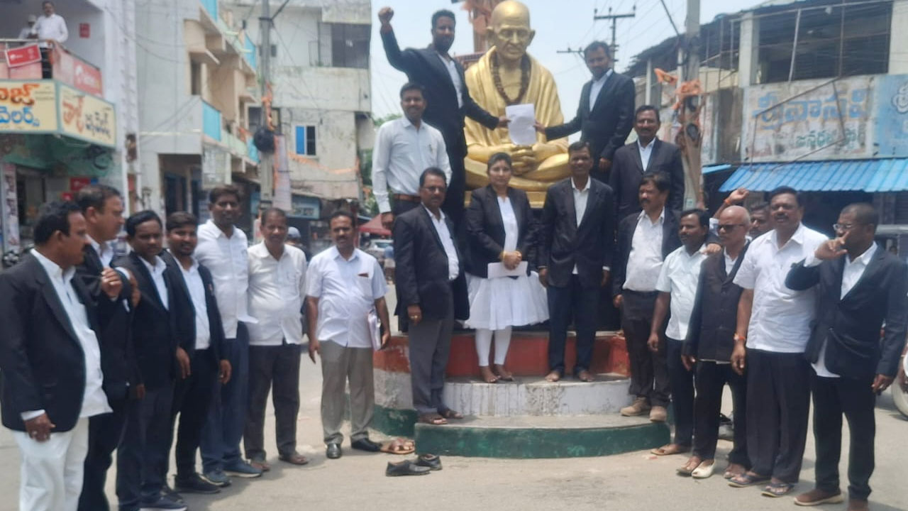 Lawyers Petition | గాంధీ విగ్రహానికి వినతి పత్రం ఇచ్చిన న్యాయవాదులు