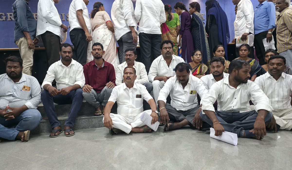 Chintakunta | చింతకుంటకు ప్రీ ప్రైమరీ పాఠశాల మంజూరు చేయాలని ప్రజావాణిలో నేలపై బైఠాయించి పంచాయతీ పాలకవర్గం నిరసన