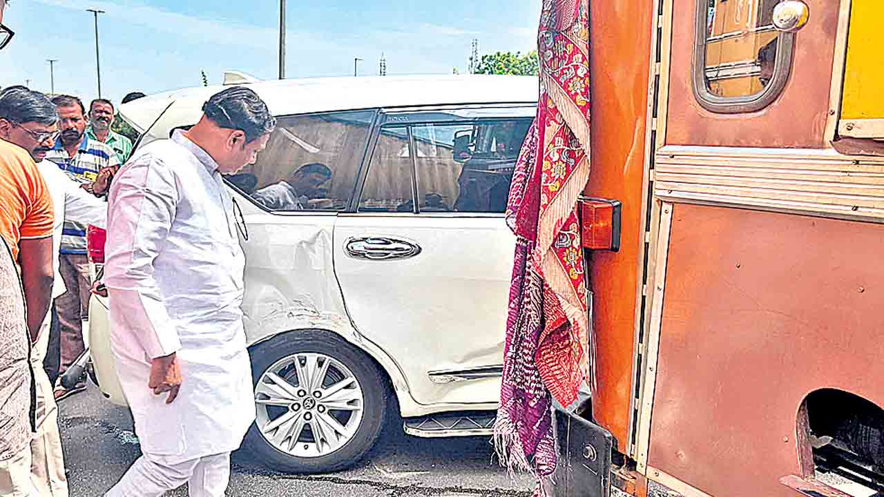 మాజీ ఎమ్మెల్యే బిగాలకు తప్పిన ప్రమాదం.. కారును ఢీకొట్టిన లారీ.. సురక్షితంగా బయటపడ్డ ఫ్యామిలీ