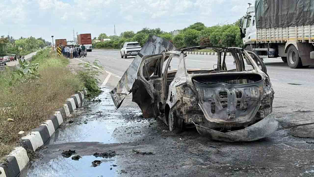 కారులో యువతిపై దాడి..