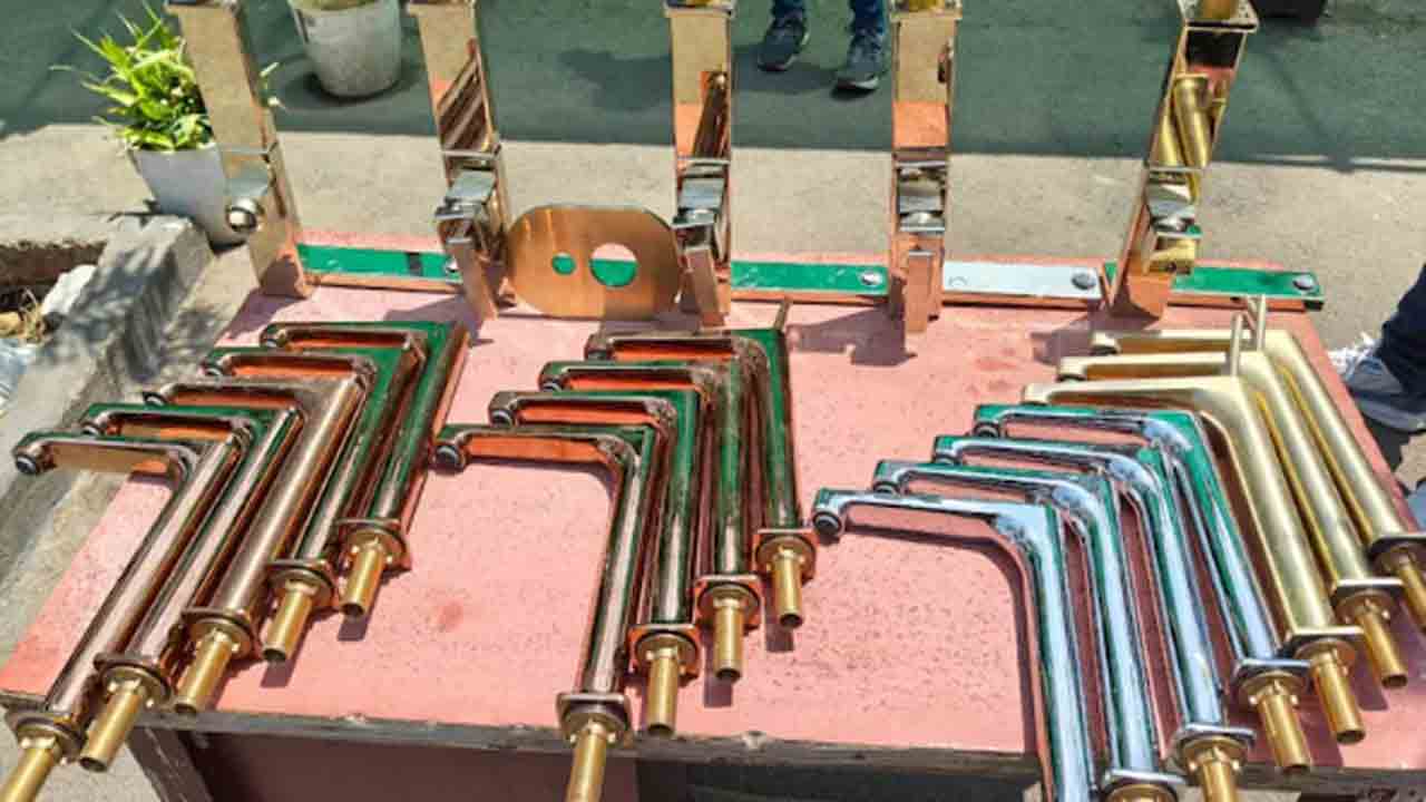 Boys Steal Taps | ప్రియురాళ్లకు ఐఫోన్‌లు కొనేందుకు.. విలువైన ట్యాప్స్‌ చోరీ చేసిన యువకులు