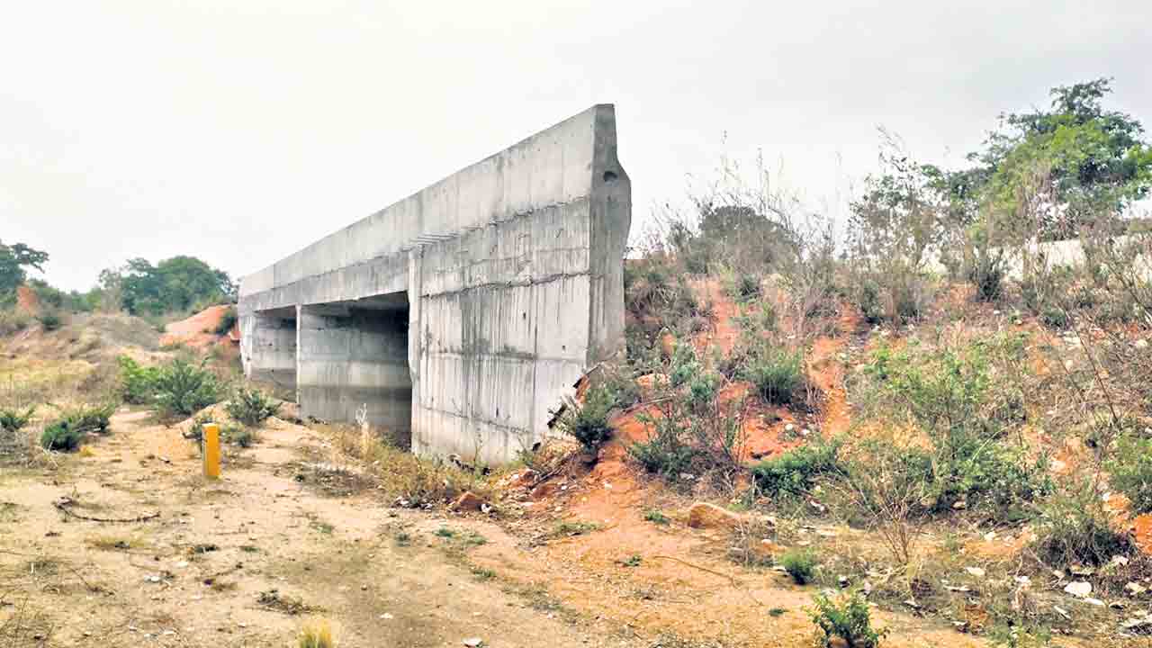 హైవే పనులకు బ్రేకులు