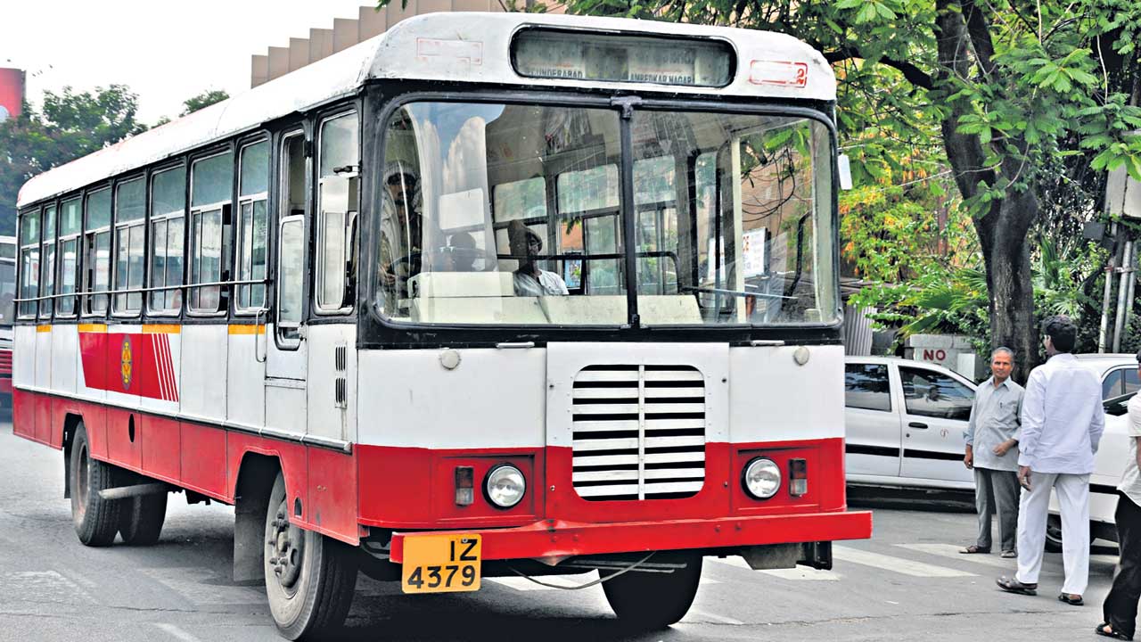 మేడ్చల్‌ కలెక్టరేట్‌కు బస్సులు నడపండి