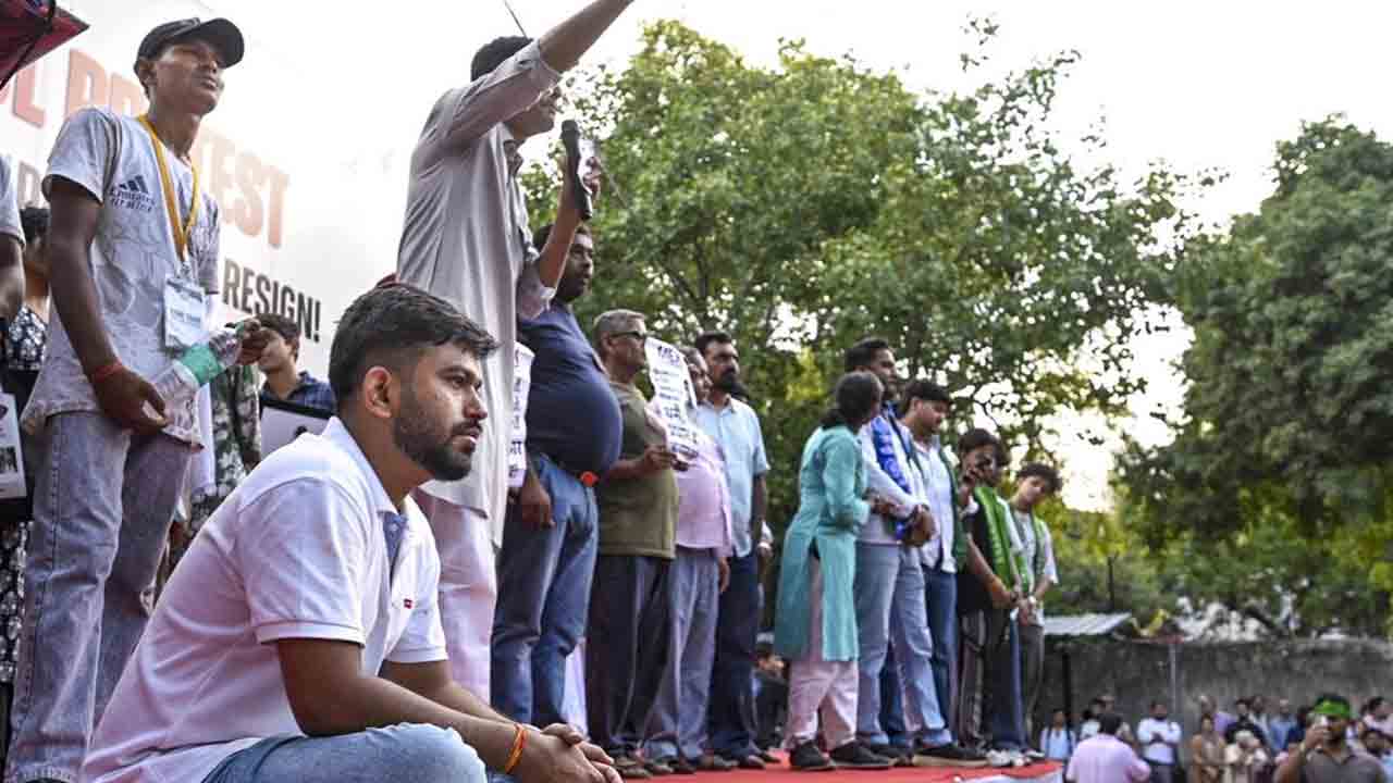 డైపర్‌తో కాక్రోచ్‌ జనతా పార్టీ నిరసన
