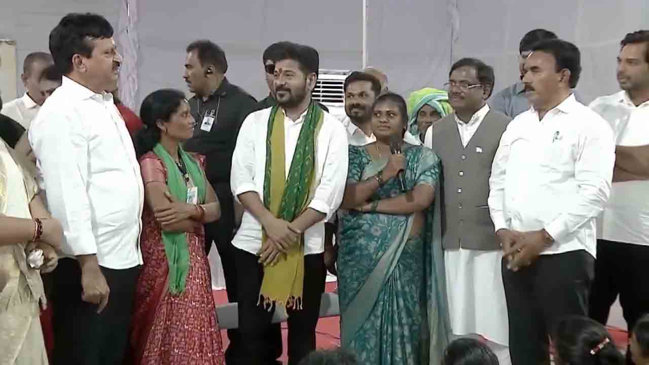 CM Revanth Reddy | మా ఊర్లో స్కూల్ ఉంది కానీ అంగన్వాడీ టీచర్‌ లేదు సార్.. సీఎం రేవంత్‌ రెడ్డితో మహిళ