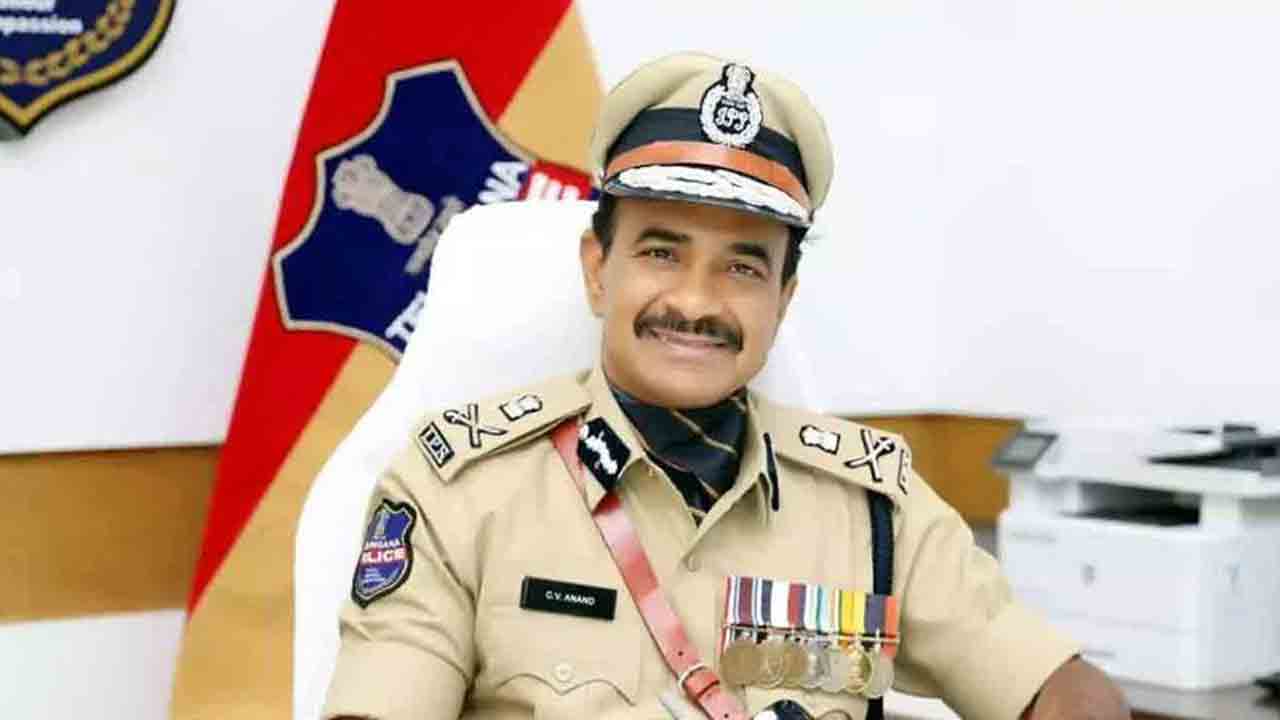 నిబద్ధతతో ప్రజలకు సేవ చేయాలి.. డీజీపీ