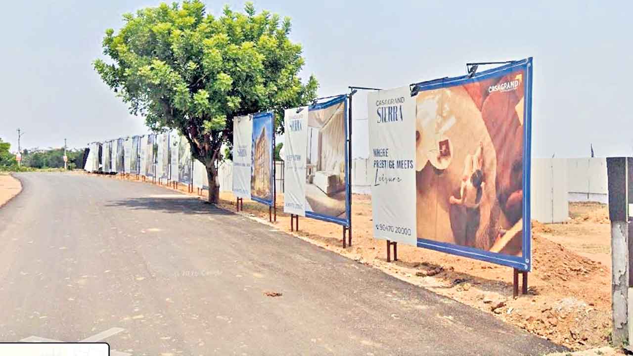 దారి లేదని..చెరువు కట్టనే లేపేశారు!