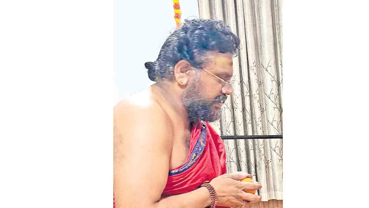 ఎయిర్‌పోర్టులో నకిలీ పూజారి అరెస్ట్‌