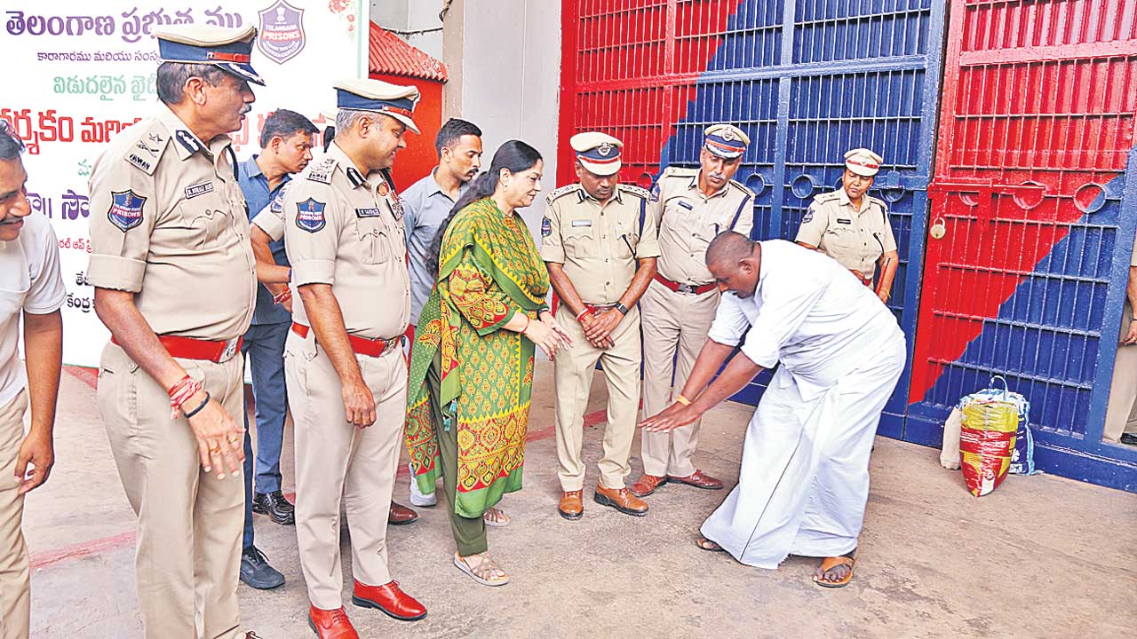 చర్లపల్లి జైలు నుంచి 94మంది ఖైదీల విడుదల