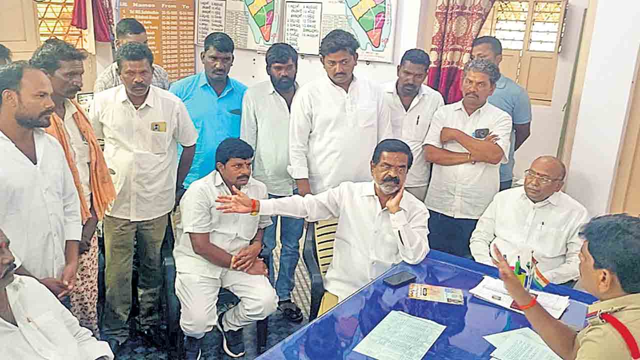 కబ్జాలను అడ్డుకుంటే కత్తులతో దాడి చేస్తరా?.. మక్తల్‌ మాజీ ఎమ్మెల్యే చిట్టెం