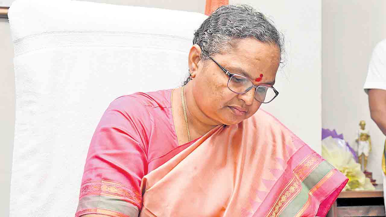 సిద్దిపేట కలెక్టర్‌ కొరడా