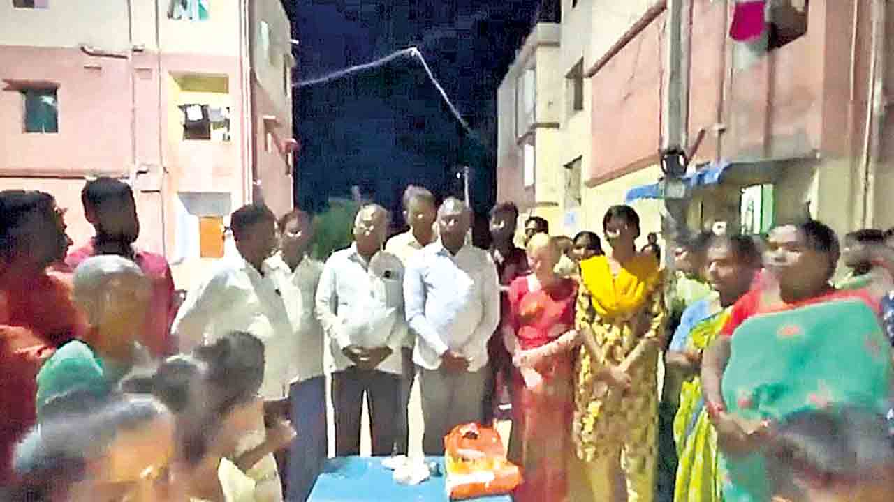 ఘనంగా డబుల్‌ బెడ్రూమ్‌ ఐదో వార్షికోత్సవం.. కేటీఆర్‌కు ధన్యవాదాలు తెలిపిన కాలనీవాసులు