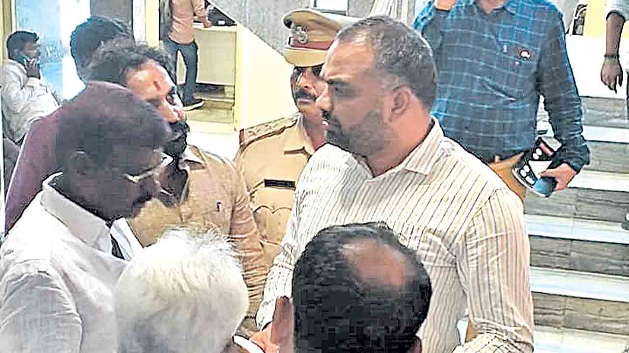 సార్‌.. బిల్లులు కమిషనర్‌ను కలిసిన కాంట్రాక్టర్లు