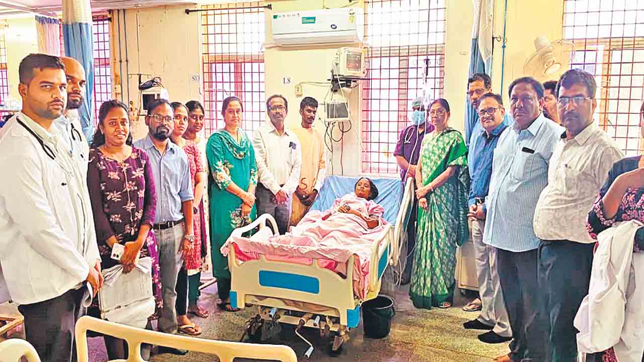 గాంధీలో ఇద్దరికి సంక్లిష్ట శస్త్రచికిత్సలు